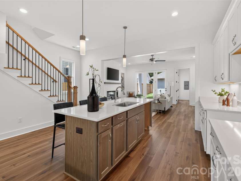 9109 Maybry Park Street, Charlotte, NC 28212.  MLS# CAR4261607, YatesRealty ID 2175. Kitchen Island