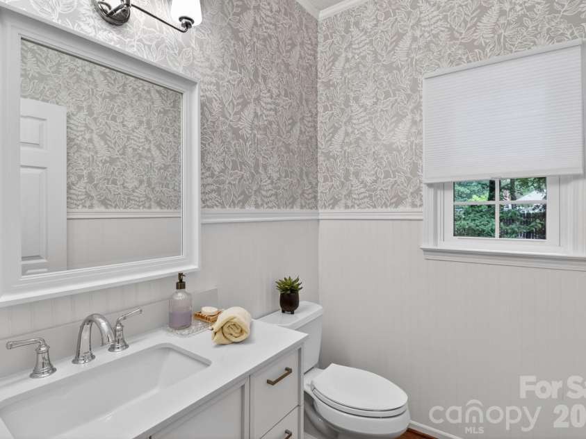 7231 Fortrose Lane, Charlotte, NC 28277.  MLS# CAR4377579, YatesRealty ID 21752. Main level 1/2 bath