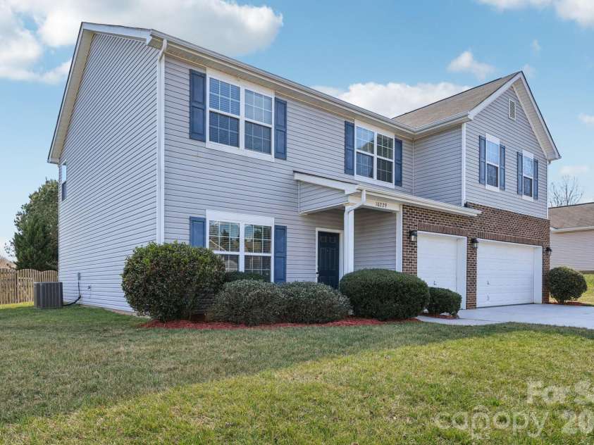 10229 Highland Creek Circle, Fort Mill, SC 29707.  MLS# CAR4347788, YatesRealty ID 21754. 