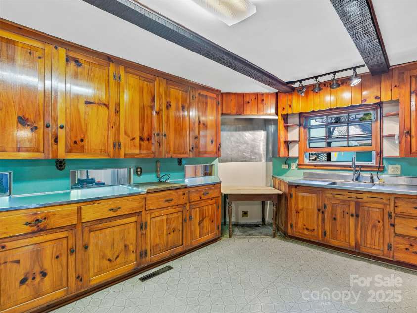 77 Dr Ramsey Drive, Marshall, NC 28753.  MLS# CAR4274451, YatesRealty ID 21754. 