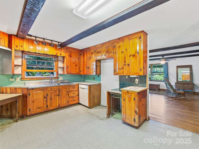 77 Dr Ramsey Drive, Marshall, NC 28753.  MLS# CAR4274451, YatesRealty ID 21754. 