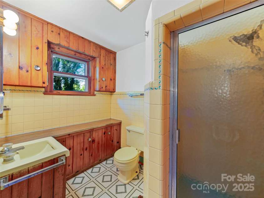 77 Dr Ramsey Drive, Marshall, NC 28753.  MLS# CAR4274451, YatesRealty ID 21754. 