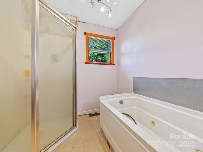 77 Dr Ramsey Drive, Marshall, NC 28753.  MLS# CAR4274451, YatesRealty ID 21754. 