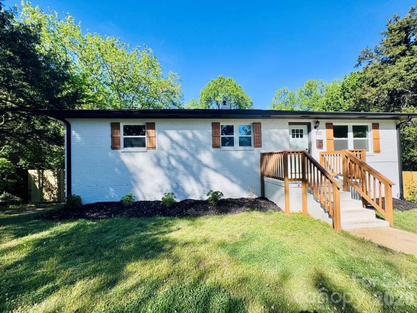 533 Frank Drive, Charlotte, NC 28215.  MLS# CAR4382114, YatesRealty ID 21756. 