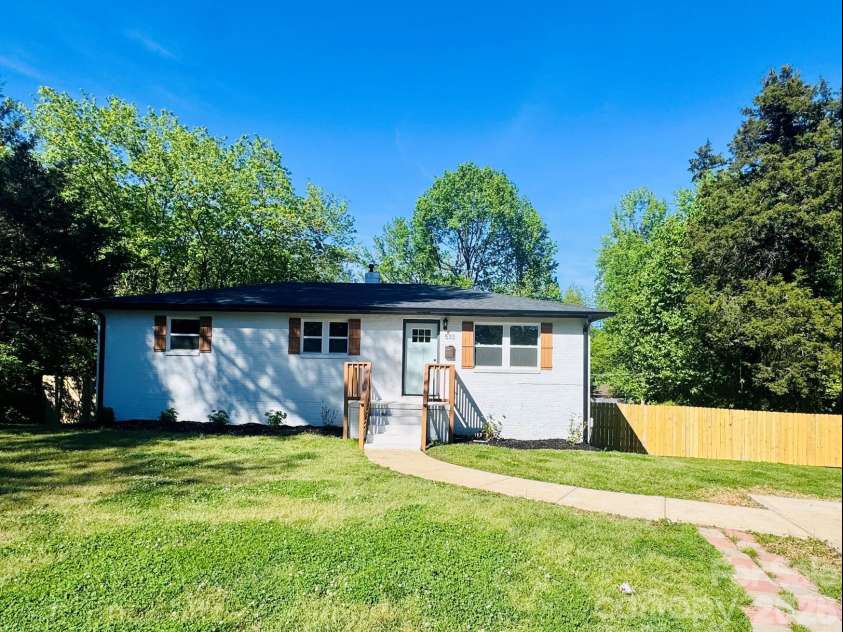 533 Frank Drive, Charlotte, NC 28215.  MLS# CAR4382114, YatesRealty ID 21756. 