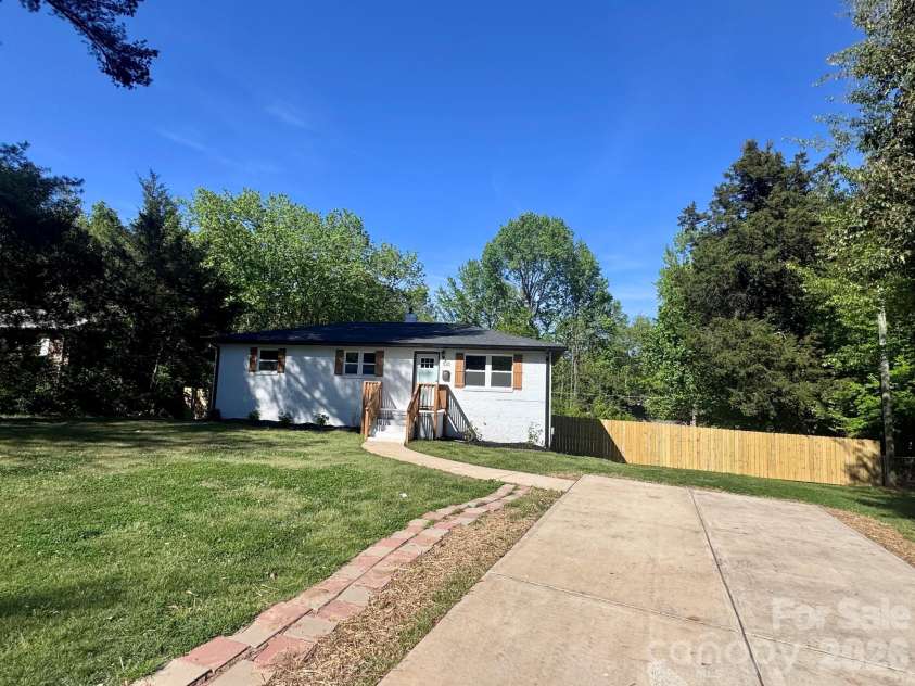 533 Frank Drive, Charlotte, NC 28215.  MLS# CAR4382114, YatesRealty ID 21756. 