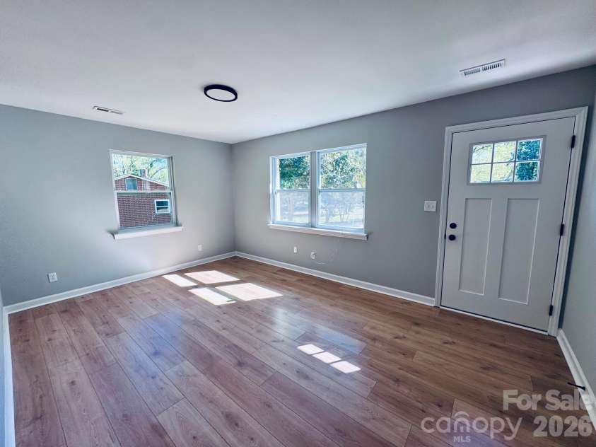 533 Frank Drive, Charlotte, NC 28215.  MLS# CAR4382114, YatesRealty ID 21756. 