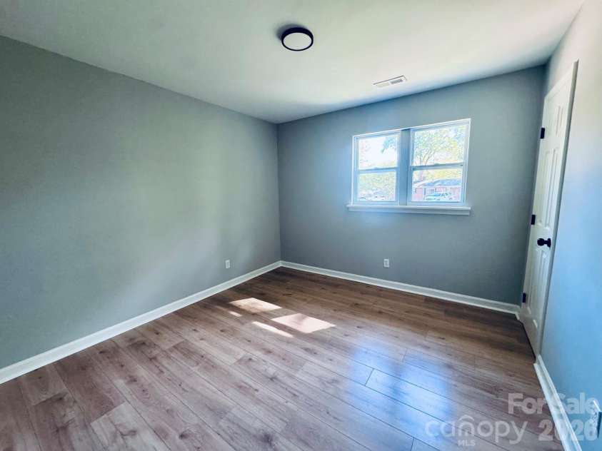 533 Frank Drive, Charlotte, NC 28215.  MLS# CAR4382114, YatesRealty ID 21756. 