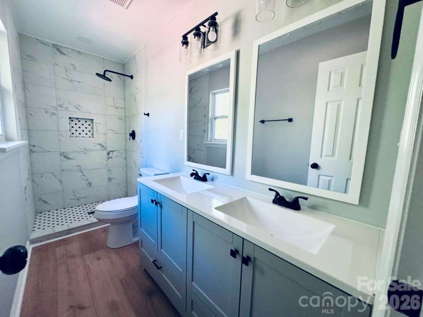 533 Frank Drive, Charlotte, NC 28215.  MLS# CAR4382114, YatesRealty ID 21756. 