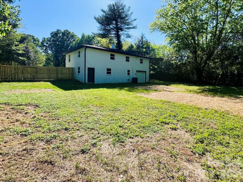 533 Frank Drive, Charlotte, NC 28215.  MLS# CAR4382114, YatesRealty ID 21756. 