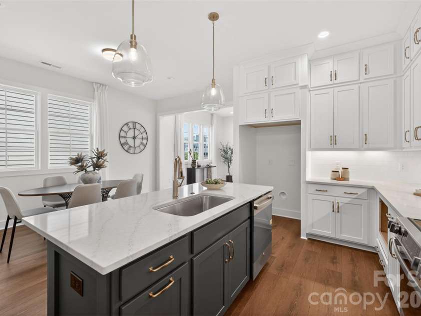 9113 Maybry Park Street, Charlotte, NC 28212.  MLS# CAR4265824, YatesRealty ID 2176. Kitchen Island