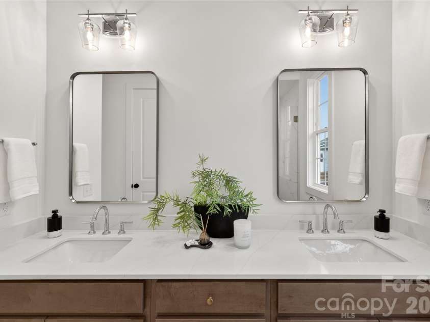 9113 Maybry Park Street, Charlotte, NC 28212.  MLS# CAR4265824, YatesRealty ID 2176. Owner's Bath - Main Level