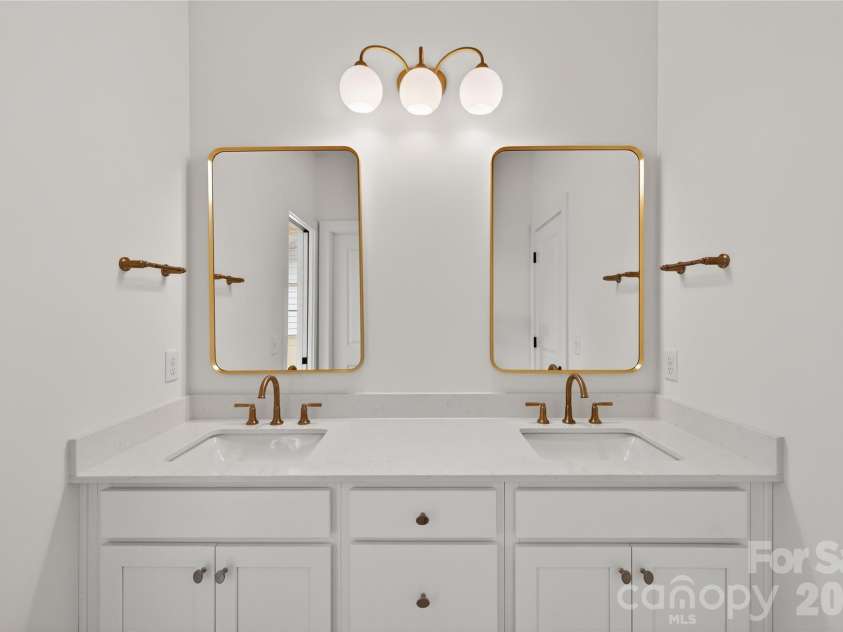9113 Maybry Park Street, Charlotte, NC 28212.  MLS# CAR4265824, YatesRealty ID 2176. Shared Full Bath - Upper Level