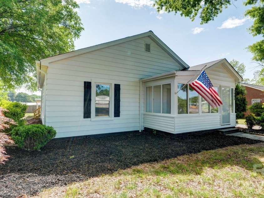 1900 Linda Avenue, Kannapolis, NC 28083.  MLS# CAR4369376, YatesRealty ID 21760. 