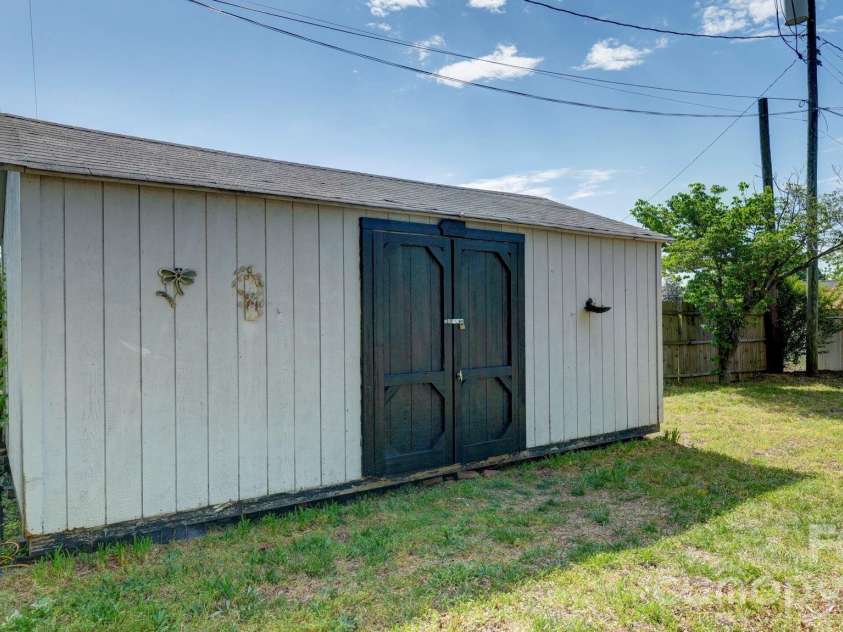 1900 Linda Avenue, Kannapolis, NC 28083.  MLS# CAR4369376, YatesRealty ID 21760. 