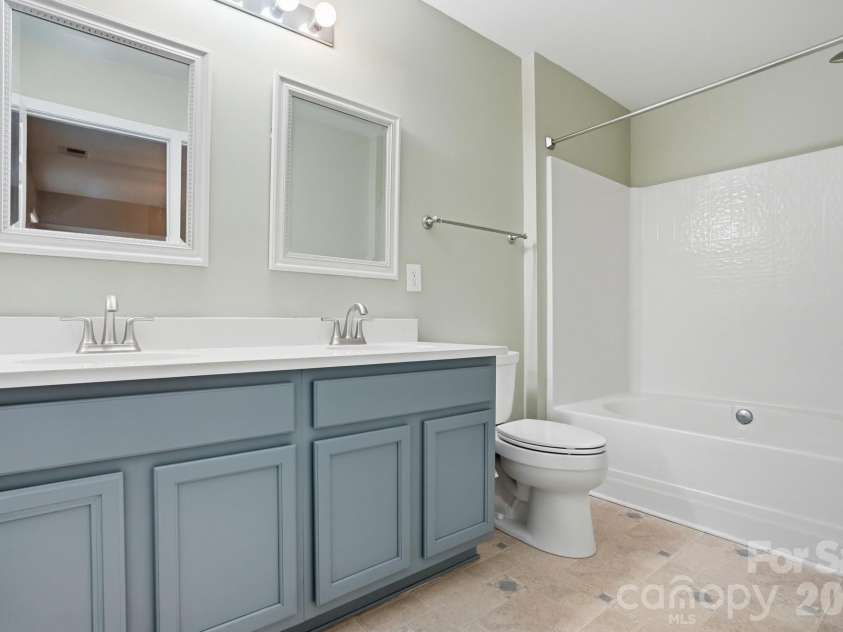 10851 Garden Oaks Lane, Charlotte, NC 28273.  MLS# CAR4376158, YatesRealty ID 21761. Primary Bath