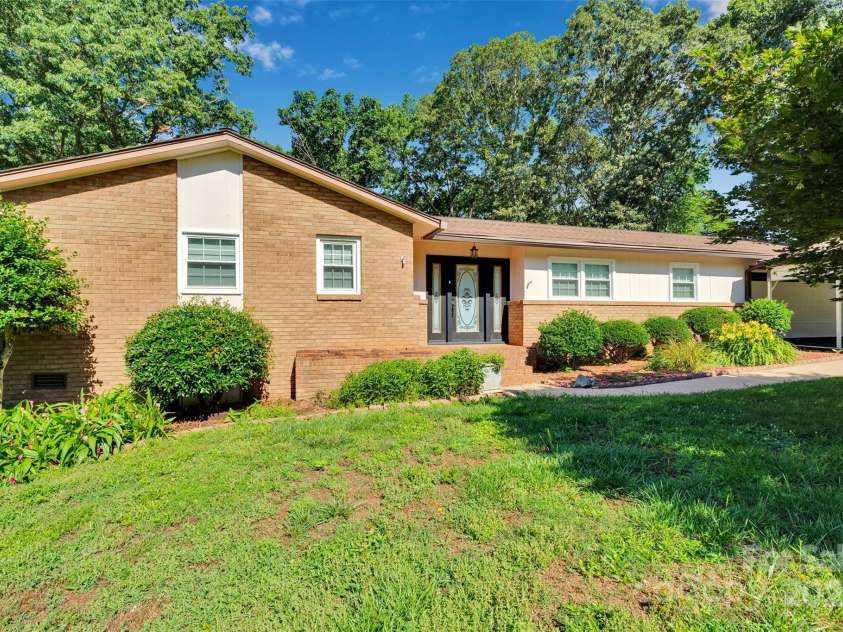 2326 Horseshoe Bend Road, Hickory, NC 28601.  MLS# CAR4266807, YatesRealty ID 21761. 