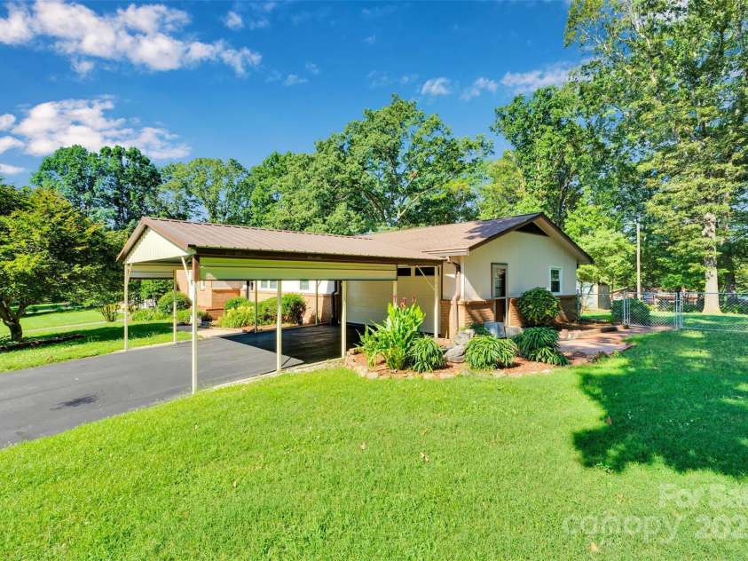 2326 Horseshoe Bend Road, Hickory, NC 28601.  MLS# CAR4266807, YatesRealty ID 21761. 