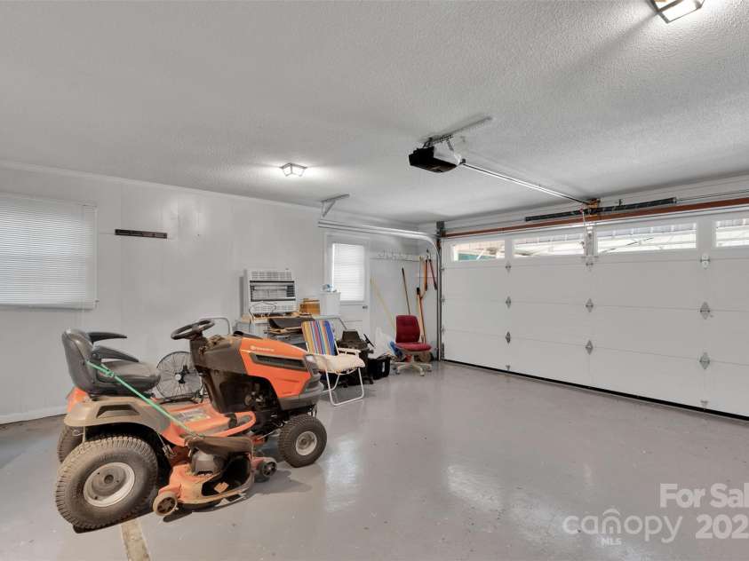 2326 Horseshoe Bend Road, Hickory, NC 28601.  MLS# CAR4266807, YatesRealty ID 21761. 