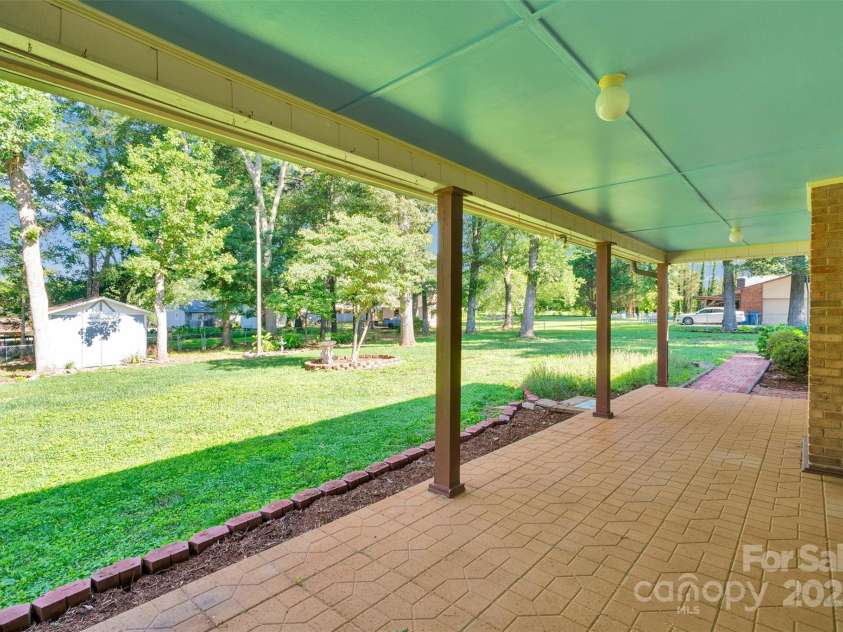 2326 Horseshoe Bend Road, Hickory, NC 28601.  MLS# CAR4266807, YatesRealty ID 21761. 