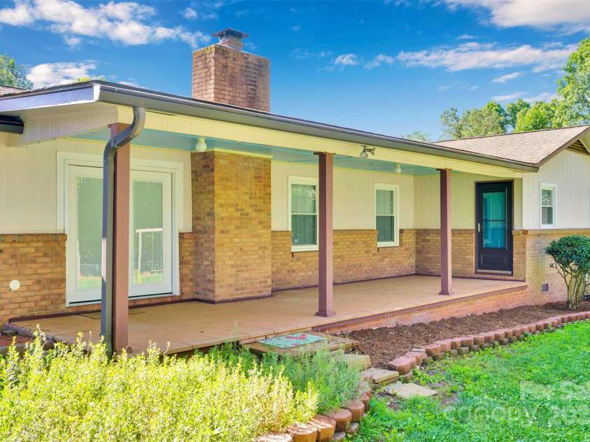 2326 Horseshoe Bend Road, Hickory, NC 28601.  MLS# CAR4266807, YatesRealty ID 21761. 