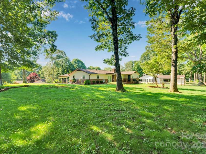 2326 Horseshoe Bend Road, Hickory, NC 28601.  MLS# CAR4266807, YatesRealty ID 21761. 