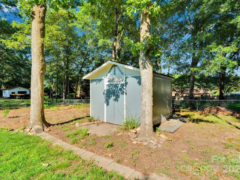 2326 Horseshoe Bend Road, Hickory, NC 28601.  MLS# CAR4266807, YatesRealty ID 21761. 