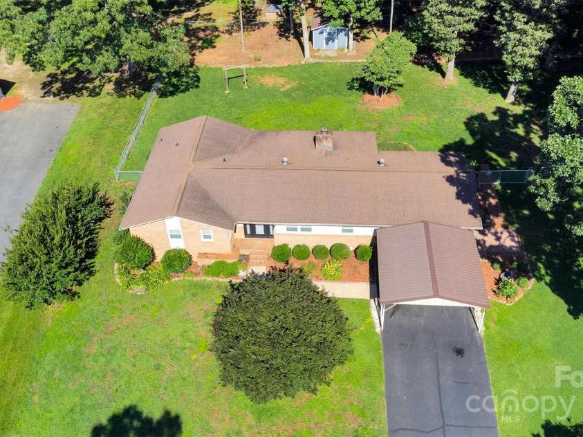 2326 Horseshoe Bend Road, Hickory, NC 28601.  MLS# CAR4266807, YatesRealty ID 21761. 