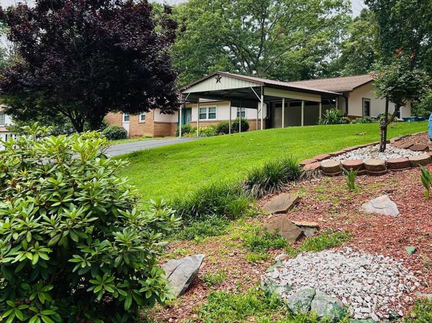2326 Horseshoe Bend Road, Hickory, NC 28601.  MLS# CAR4266807, YatesRealty ID 21761. 
