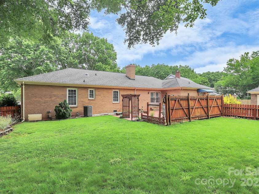 3304 Chilham Place, Charlotte, NC 28226.  MLS# CAR4271693, YatesRealty ID 21763. 