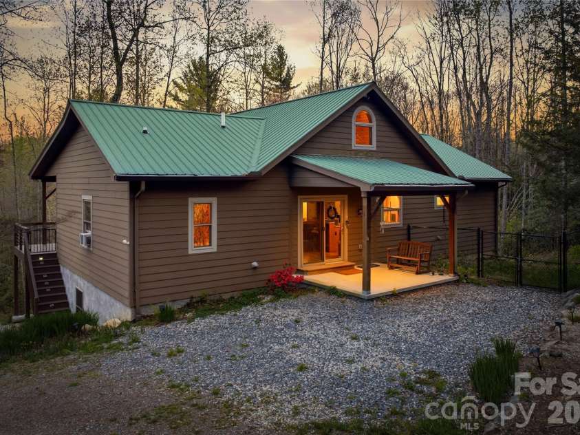 163 Bear Track Lane, Vilas, NC 28692.  MLS# CAR4354106, YatesRealty ID 21766. 