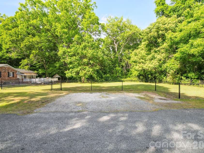 6517 Riverine Drive, Charlotte, NC 28216.  MLS# CAR4374862, YatesRealty ID 21771. 