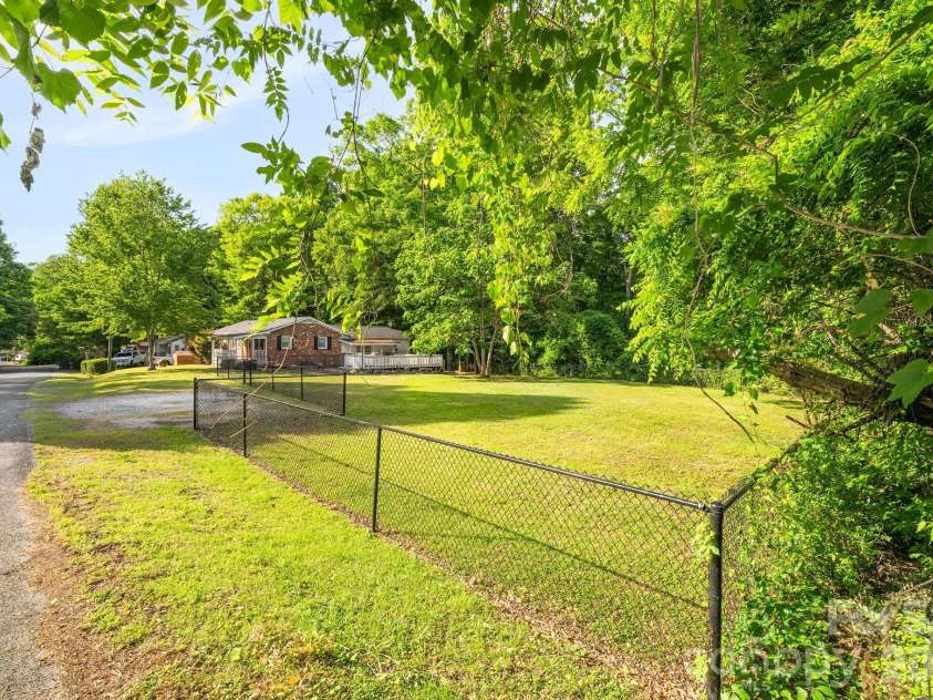6517 Riverine Drive, Charlotte, NC 28216.  MLS# CAR4374862, YatesRealty ID 21771. 