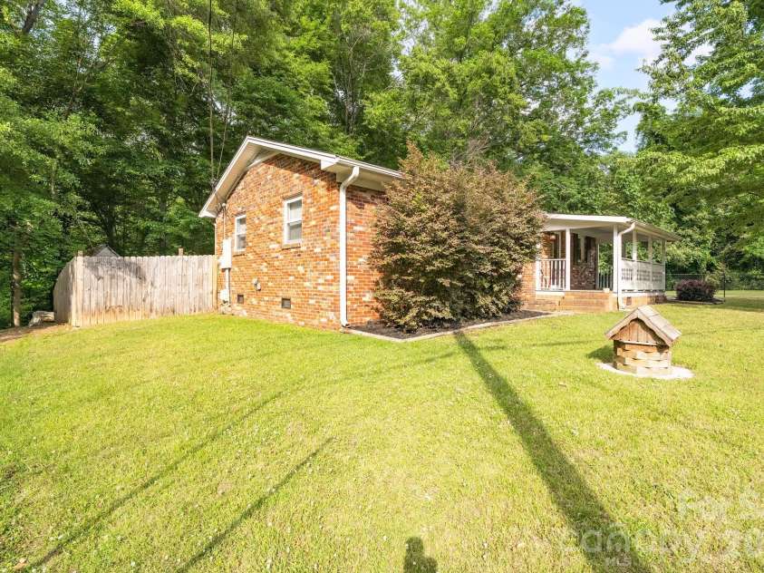 6517 Riverine Drive, Charlotte, NC 28216.  MLS# CAR4374862, YatesRealty ID 21771. 
