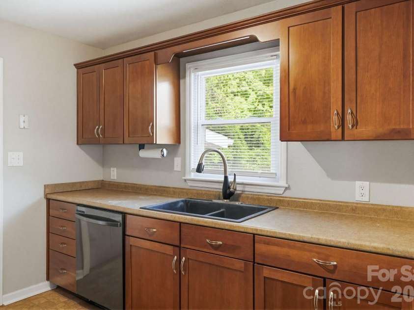 6517 Riverine Drive, Charlotte, NC 28216.  MLS# CAR4374862, YatesRealty ID 21771. 