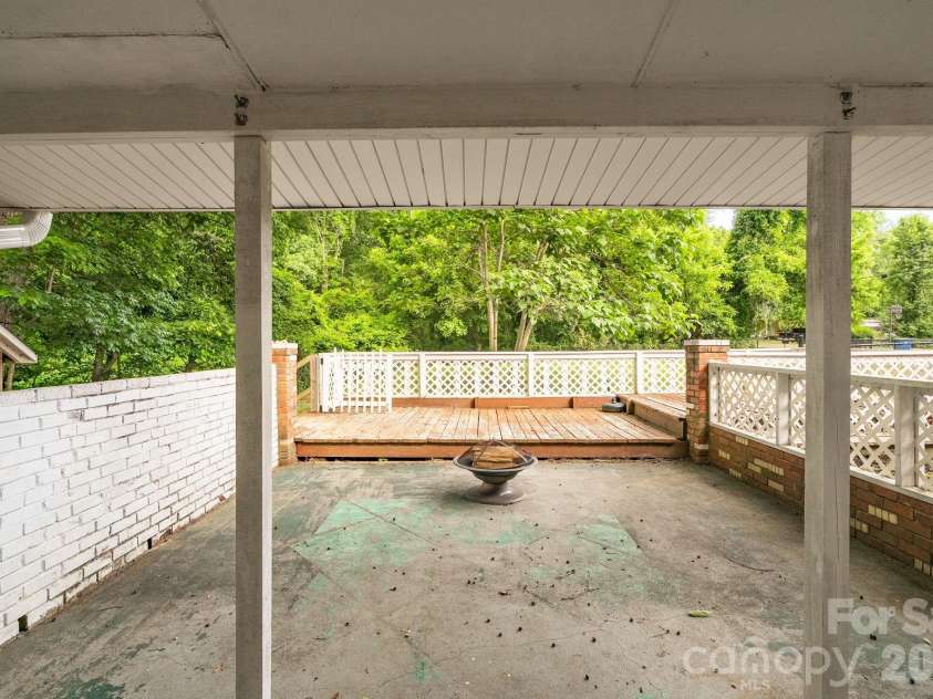 6517 Riverine Drive, Charlotte, NC 28216.  MLS# CAR4374862, YatesRealty ID 21771. 