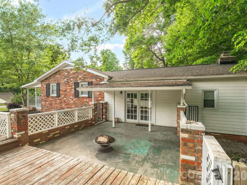 6517 Riverine Drive, Charlotte, NC 28216.  MLS# CAR4374862, YatesRealty ID 21771. 