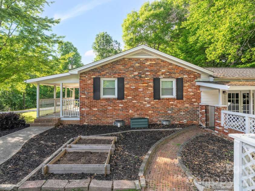 6517 Riverine Drive, Charlotte, NC 28216.  MLS# CAR4374862, YatesRealty ID 21771. 