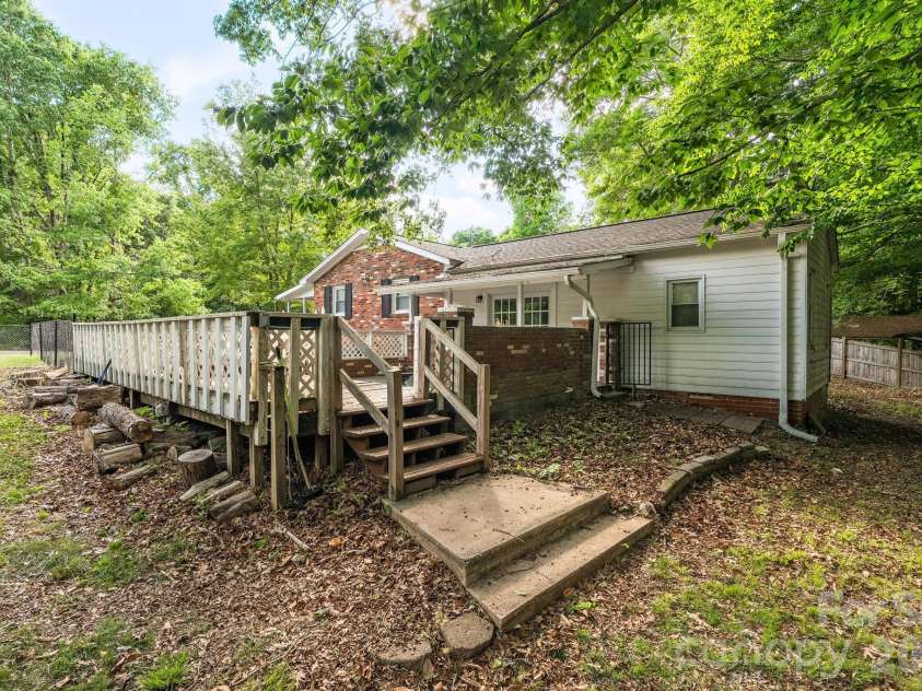 6517 Riverine Drive, Charlotte, NC 28216.  MLS# CAR4374862, YatesRealty ID 21771. 