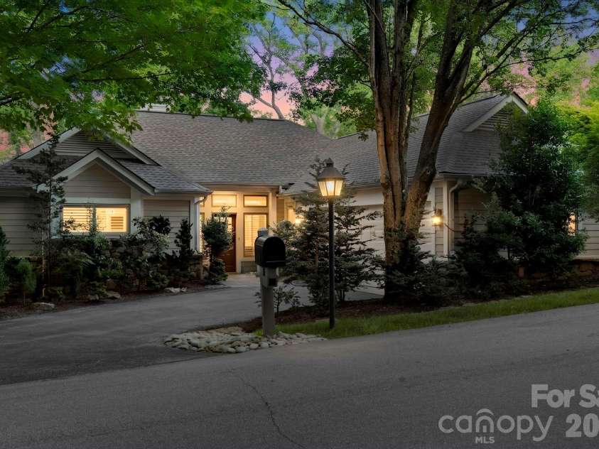 8 Spring Ridge Lane, Hendersonville, NC 28739.  MLS# CAR4374378, YatesRealty ID 21776. 