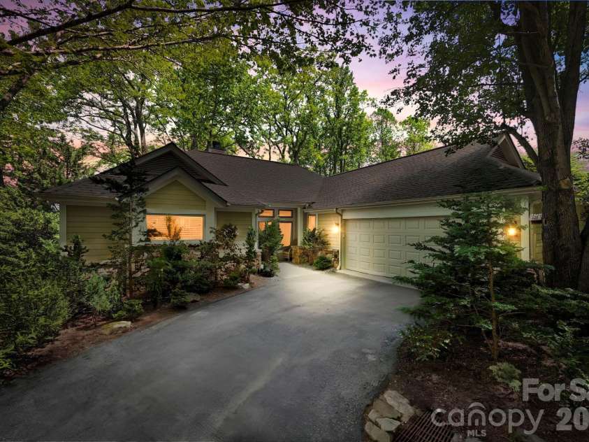 8 Spring Ridge Lane, Hendersonville, NC 28739.  MLS# CAR4374378, YatesRealty ID 21776. 