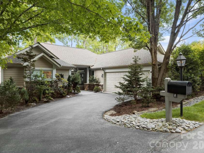 8 Spring Ridge Lane, Hendersonville, NC 28739.  MLS# CAR4374378, YatesRealty ID 21776. 
