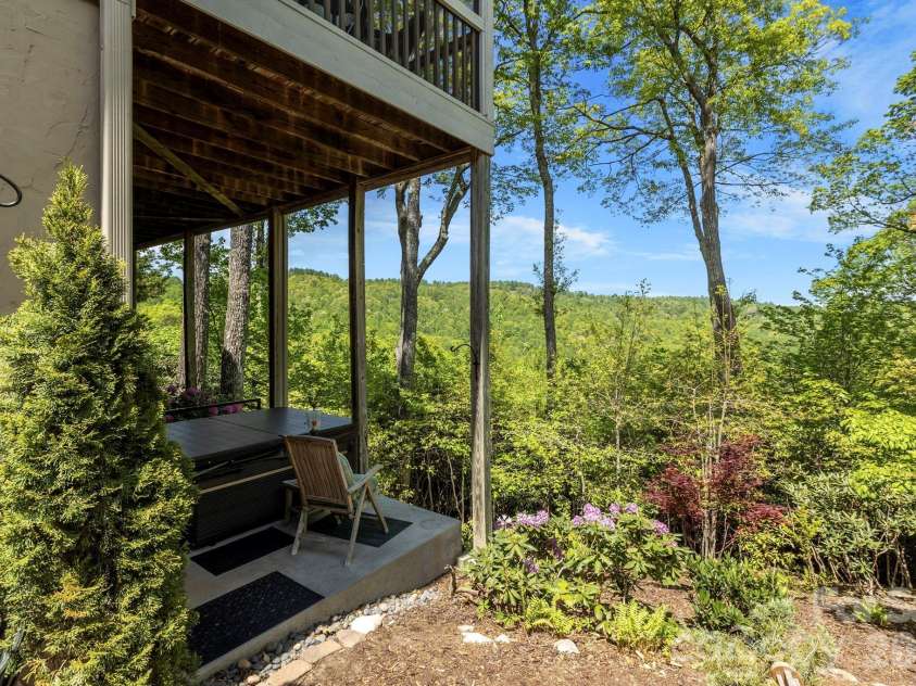 8 Spring Ridge Lane, Hendersonville, NC 28739.  MLS# CAR4374378, YatesRealty ID 21776. Hot tub