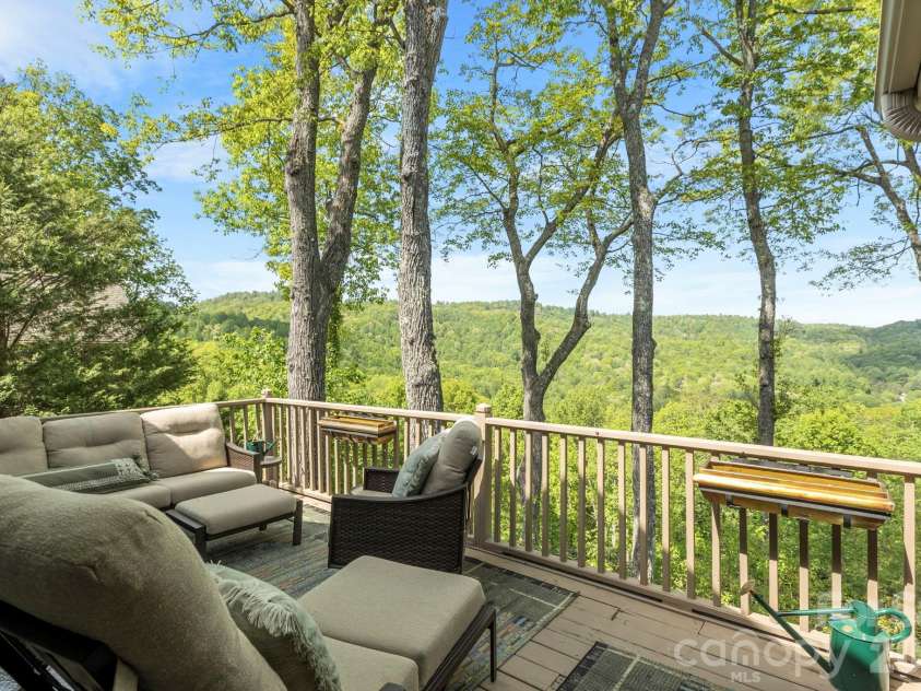 8 Spring Ridge Lane, Hendersonville, NC 28739.  MLS# CAR4374378, YatesRealty ID 21776. Main Level
