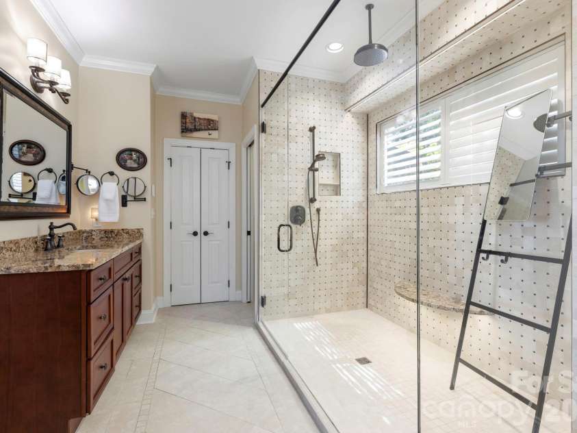 8 Spring Ridge Lane, Hendersonville, NC 28739.  MLS# CAR4374378, YatesRealty ID 21776. Main Level Bathroom