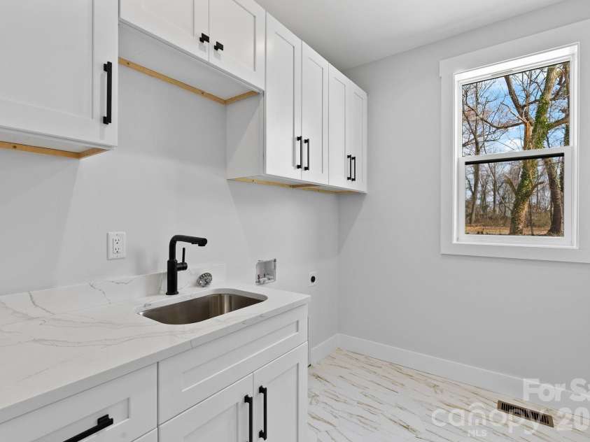 19 Starnes Cove Road, Asheville, NC 28806.  MLS# CAR4354681, YatesRealty ID 21777. 