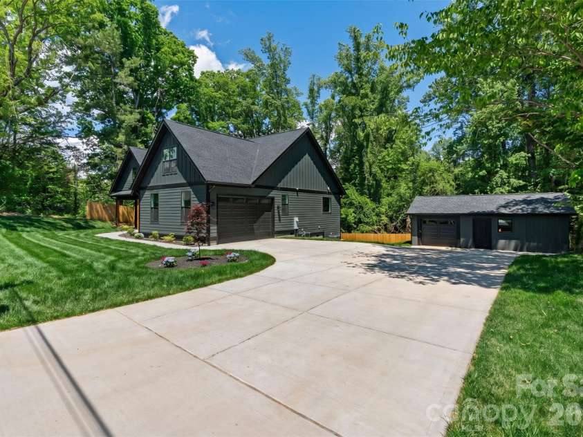 19 Starnes Cove Road, Asheville, NC 28806.  MLS# CAR4354681, YatesRealty ID 21777. 