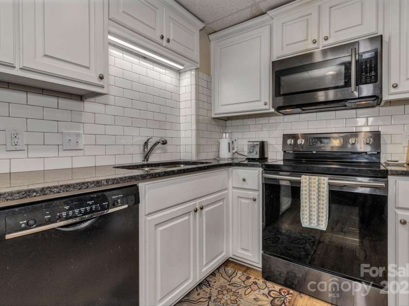 2790 Twin Oaks Drive, Morganton, NC 28655.  MLS# CAR4267085, YatesRealty ID 21778. 