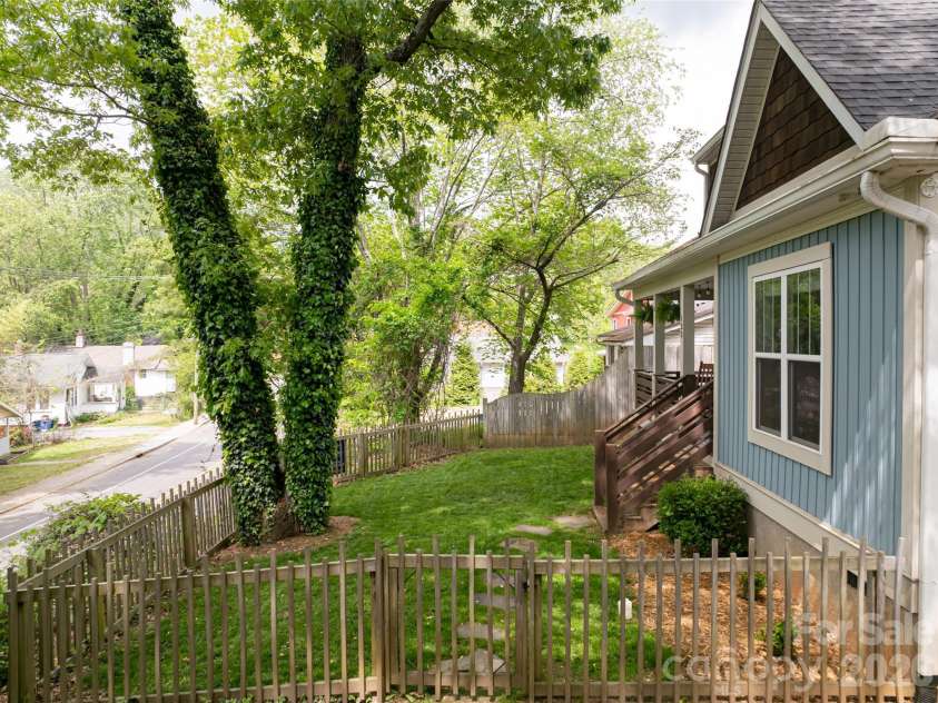 123 Arline Henry Way, Asheville, NC 28806.  MLS# CAR4232266, YatesRealty ID 2178. 