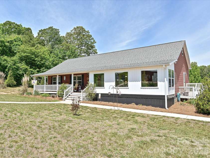 3556 Walling Drive, Newton, NC 28658.  MLS# CAR4376025, YatesRealty ID 21781. 3556 Walling Drive